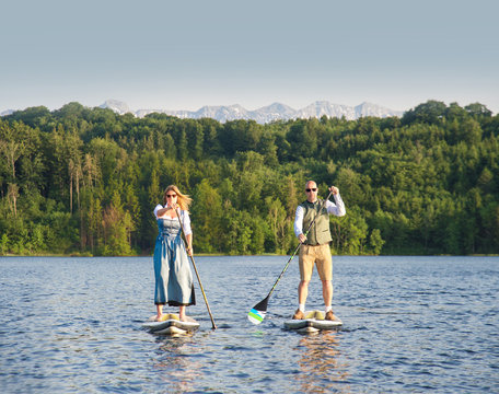 SUP in Tracht in Bayern auf dem Staffelsee