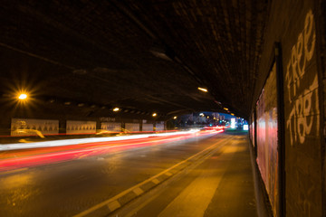 Fototapeta na wymiar Lange Belichtung unter Brücke von Autos