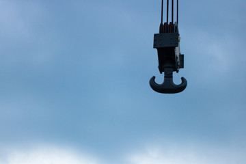 Fototapeta premium metal Kran Haken vor grauem Himmel