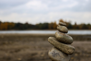 gestapelte steine am Fluss