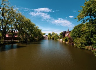 Fototapeta na wymiar Paisagem linda com castelo na beira do canal