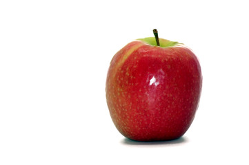 Roter Apfel freigestellt auf weißem Hintergrund