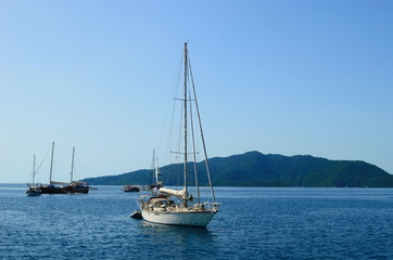 Obraz premium Clear water of the Mediterranean and yachts in Marmaris, Turkey