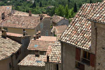 Kleines Bergdorf von oben in Südfrankreich mit Draufsicht auf die Dächer - Small mountain village from above in southern France with top view of the rooftops