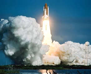 Papier Peint photo Nasa Rocket décolle dans le ciel. Beaucoup de fumée et de gaz. Les éléments de cette image fournis par la NASA.
