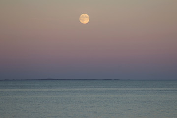Vollmond, Mondschein am Meer nach Sonnenuntergang in Dänemark, Ostsee - full moon, Moonlight at the sea after sunset in Denmark, Baltic Sea