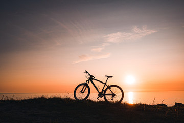 Obraz premium silhouette of a bicycle at sunset.