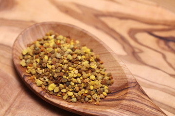Propolis Bienenpollen Blütenpollen auf einem Holzlöffel