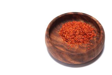 Rotes Chili Chilipulver in einer Holzschale