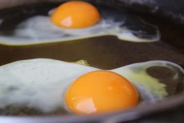 Friendo huevos en primer plano con boke.