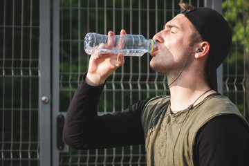 Fototapeta na wymiar athlete pours water on his face after a grueling workout.