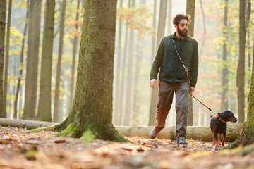 Jäger oder Förster beim Gassi gehen im Wald