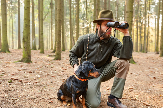 J&auml;ger oder Revierf&ouml;rster mit Bracke als Jagdhund