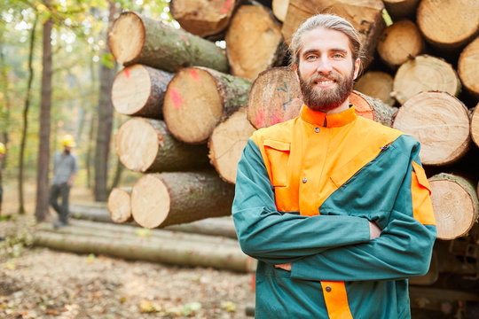 Junger Forstwirt freut sich &uuml;ber die Holzernte