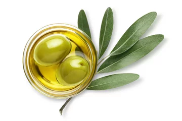 Foto auf Acrylglas Köstliche große grüne Oliven in einem Olivenöl mit Blättern, isoliert auf weißem Hintergrund, Ansicht von oben © Yeti Studio
