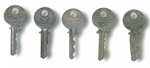 5 Stück alte Jale Schlüssel. Weisser Grund mit Schatten