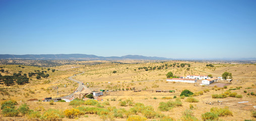 Fototapeta premium El pueblo de La Bienvenida y el yacimiento arqueológico de la ciudad romana de Sisapo. Provincia de Ciudad Real Castilla la Mancha España.