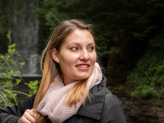 Obraz premium Portrait shot of a young 25 year old woman in the nature - travel photography