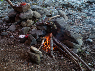 魚 丸焼き 焚き火 キャンプ