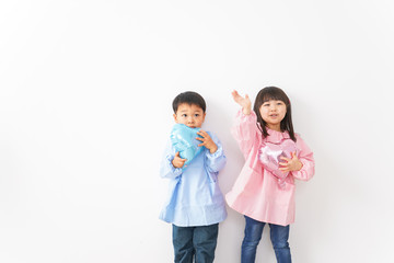 仲良しの女の子と男の子