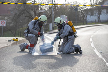 Feuerwehrmänner bei Gefahrguteinsatz