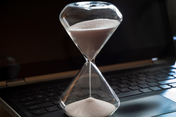 HOURGLASS/COMPUTER