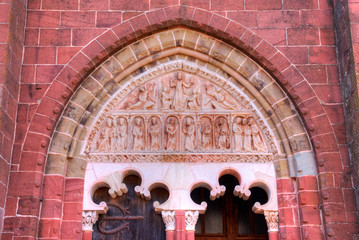 Portail de l'église Saint-Pierre de Collonges-la-Rouge, France