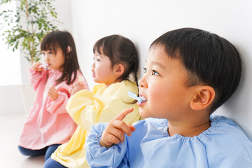 歯磨きをする子どもたち