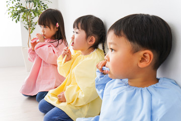 歯磨きをする子どもたち