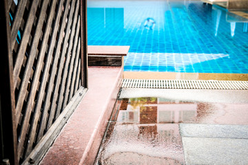 Fototapeta premium wood partition near swimming pool in hotel resort. summer holiday vacation