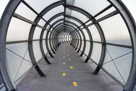 moderner Tunneldurchgang