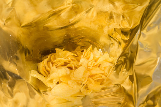 Kartoffelchips in Tüte aus Spezialfolie mit Barriereschicht aus Aluminium - Potato chips in special foil bag with aluminium barrier layer