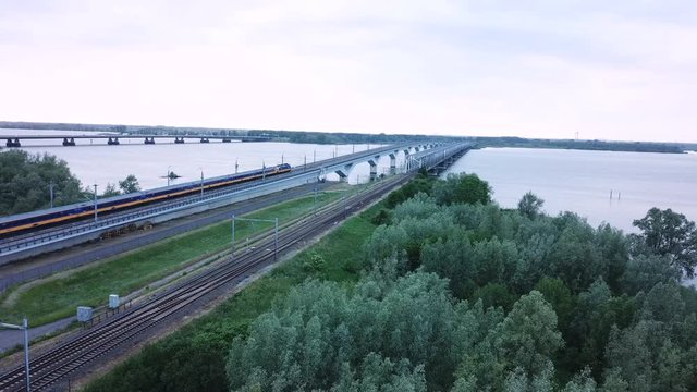 Droneshot boven de Moerdijkbrug.