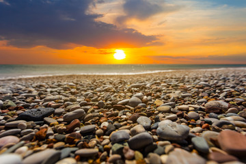 Obraz premium dramatic sunset over the stony sea coast