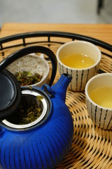 blaue Teekanne mit Kräutertee