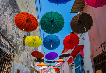 die bunten Regenschirme von Cartagena. Mit Regenschirmen überdacht