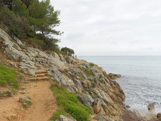 Fototapeta na wymiar Provence-Var-côte-d'Azur. Sentier littoral de la plage de Gigaro au cap Lardier