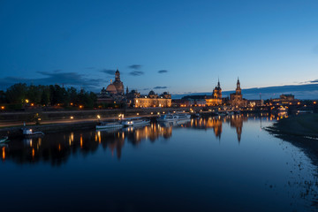 Frauenkirche in Dresden an der Elbe beim Sonnenuntergang