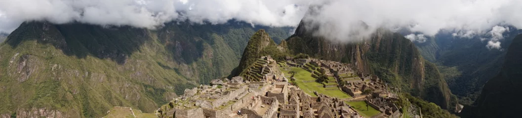 Crédence de cuisine en verre imprimé Machu Picchu fog over machu picchu inca ruins in peru