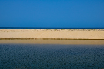 Obraz premium straight shore line at the sea with blue sky