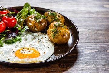 Fried egg, boiled potatoes and vegetables