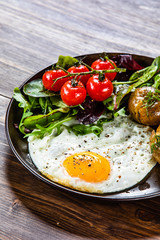 Fried egg, boiled potatoes and vegetables