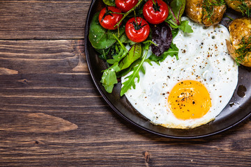 Fried egg, boiled potatoes and vegetables