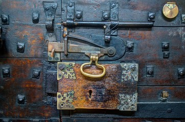 Fototapeta na wymiar padlock on old door
