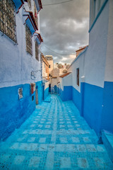 Chefchaouen ist eine der touristischsten Städte Marokkos. Im historischen Zentrum der Stadt finden wir ihre Häuser und Türen blau gestrichen, daher ist sie als &quot die blaue Stadt&quot  bekannt. © juanorihuela