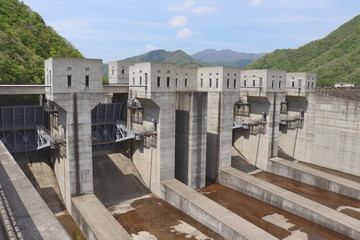 ダムの洪水吐（岐阜県・徳山ダム）／Tokuyama dam (rockfill dam), located in Ibigawa Town, Gifu Pref., Japan