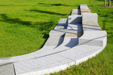 Moderner Garten- und Landschaftsbau: Freiluft Amphitheater mit Sitzbänken aus Steinen...