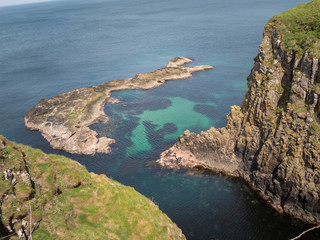 Fototapeta premium Amazing Causeway Coast in Northern Ireland on a sunny day - travel photography