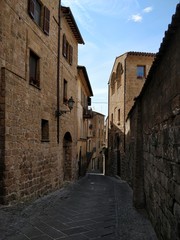Fototapeta na wymiar narrow street in old town italy
