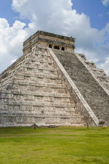 Fototapeta na wymiar Temple of Kukulcan (El Castillo) of Chichén Itzá, mayan pyramid in Yucatán, México. New7Wonders of the World.